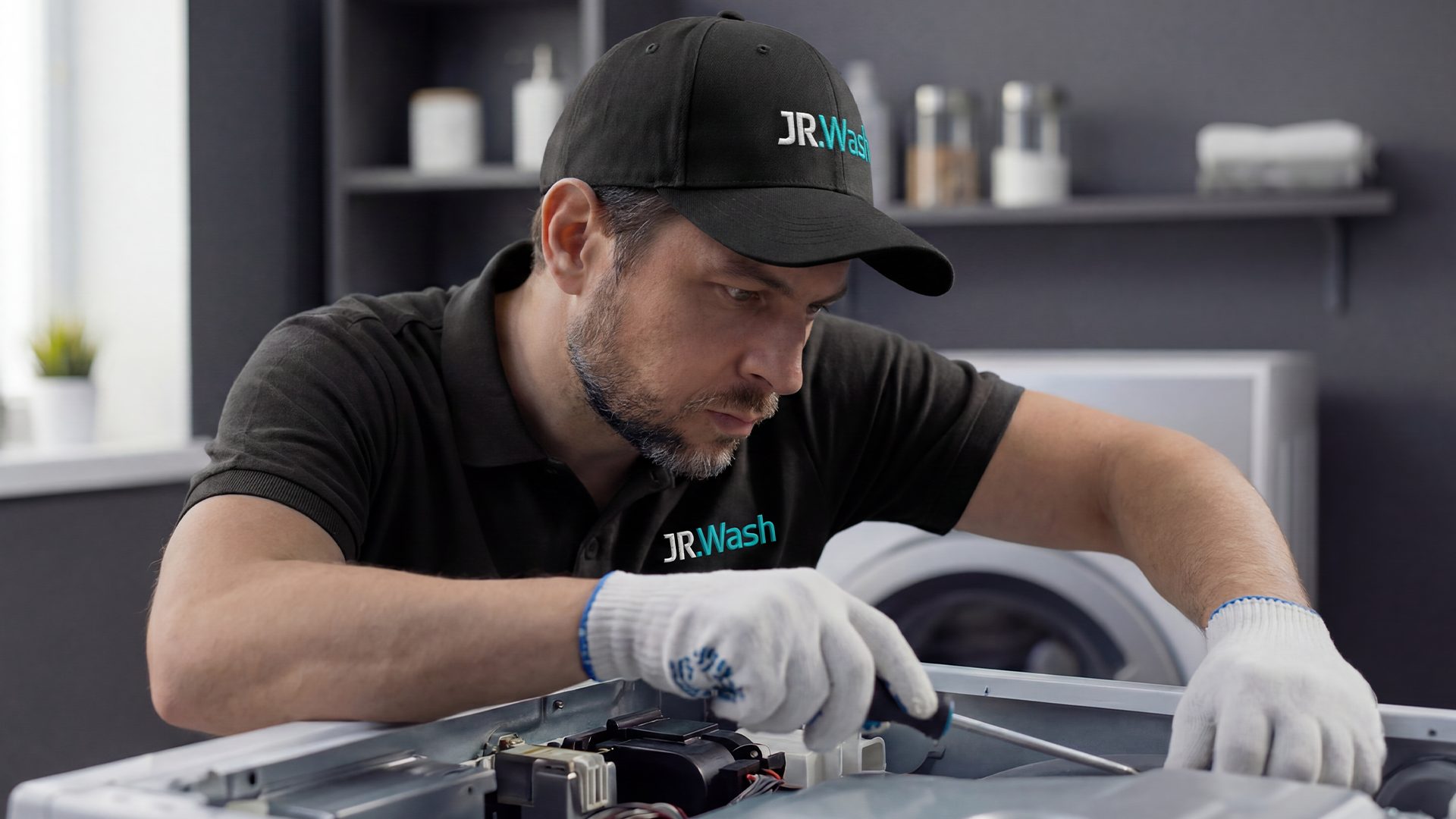 Técnico JR.Wash realizando reparo
